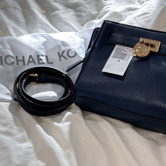MICHAEL KORS HAMILTON LEATHER SLING BAG - Picture 1 of 2